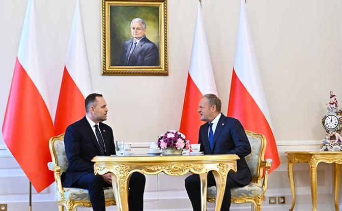 На фото (слева направо): президент Польши Кароль Навроцкий и премьер-министр Польши Дональд Туск во время встречи.