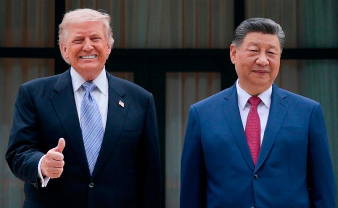 На фото: председатель КНР Си Цзиньпин и президент СЩА Дональд Трамп (справа налево)