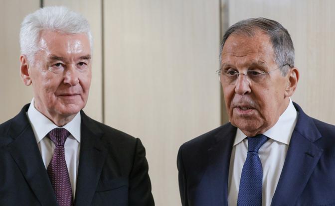 На фото: мэр Москвы Сергей Собянин и глава МИД России Сергей Лавров (слева направо)