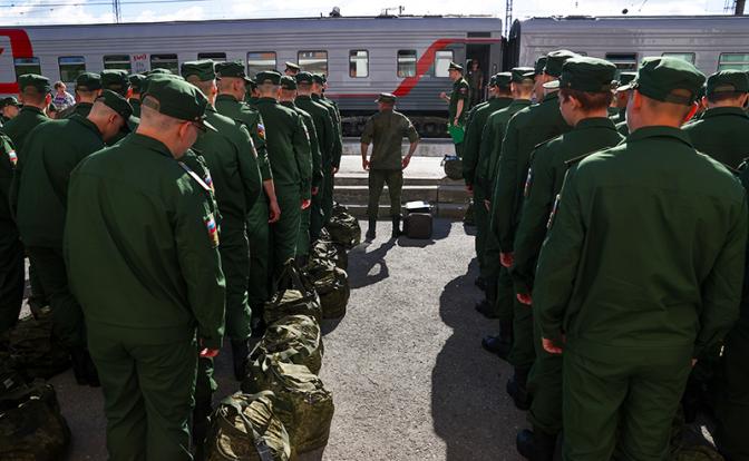 15,5 тысяч пар новых погон: Вооруженные Силы России пополняются непрерывно, но понемногу