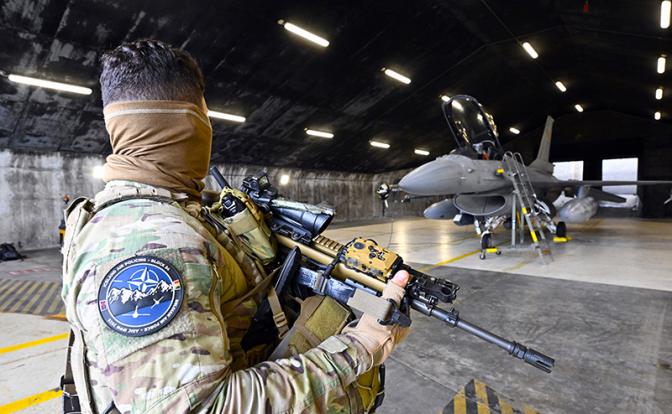 На фото: бельгийский истребитель F-16.
