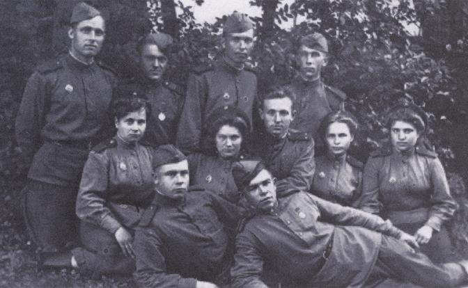 На фото: лейтенант Юрий Мажоров (третий слева во втором ряду) с радиоразведчиками своего подразделения