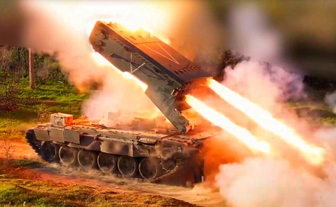 На фото: боевая работа расчетов тяжелых огнеметных систем ТОС-1А "Солнцепек".
