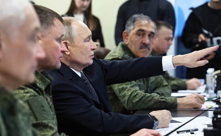 На фото: президент России Владимир Путин (в центре) наблюдает за стратегическими командно-штабными учениями «Центр-2026» с участием Сил коллективного реагирования Организации Договора о коллективной безопасности на полигоне Чебаркульский.
