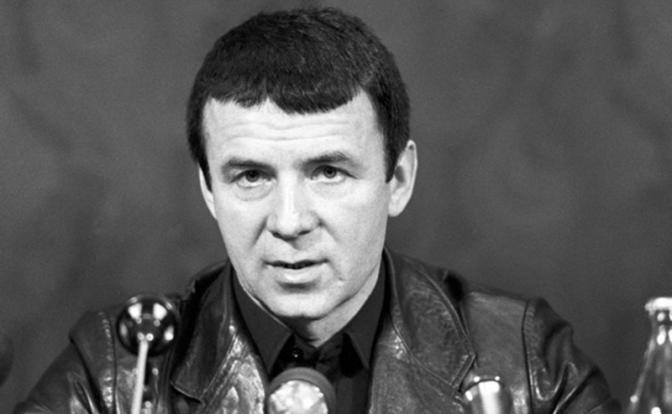 На фото: психотерапевт Анатолий Кашпировский во время пресс-конференции, 1988 год.