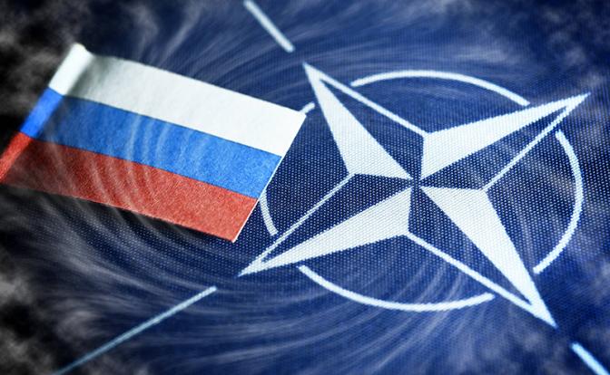 На фото: военнослужащие ВСУ загружают беспилотный летательный аппарат (БПЛА) припасами.
