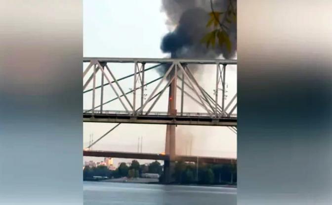 На фото: удар по Северному мосту в Киеве.