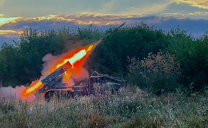 На фото: расчет РСЗО «Град» 44-го армейского корпуса группировки войск «Север» уничтожил пункты управления БПЛА и живую силу ВСУ в Сумской области.
