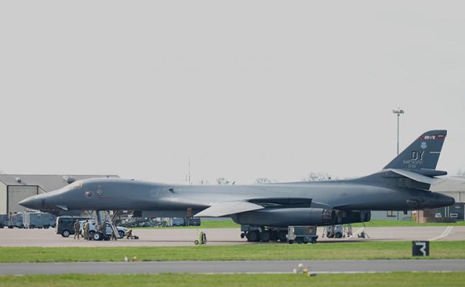 На фото: стратегический бомбардировщик B-1 Lancer на авиабазе