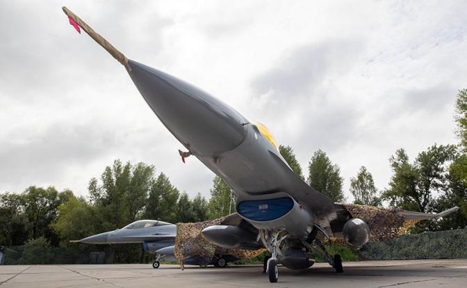 Эксперты сравнили украинские F-16 и российские Су-57