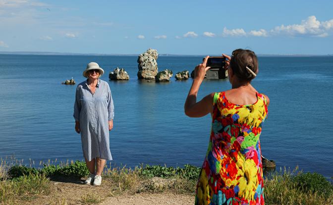 "В холодное море войдет!": Спасение курортного сезона в Крыму легло на плечи московских пенсионерок