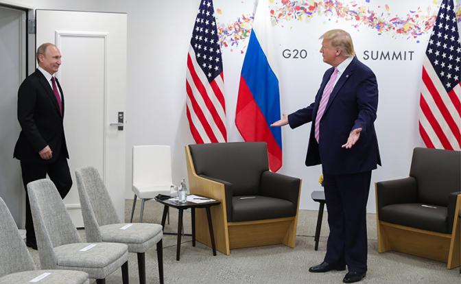 На фото: президент России Владимир Путин и президент США Дональд Трамп (слева направо) во время встречи в рамках саммита лидеров стран Группы двадцати (G20). Архивное фото.