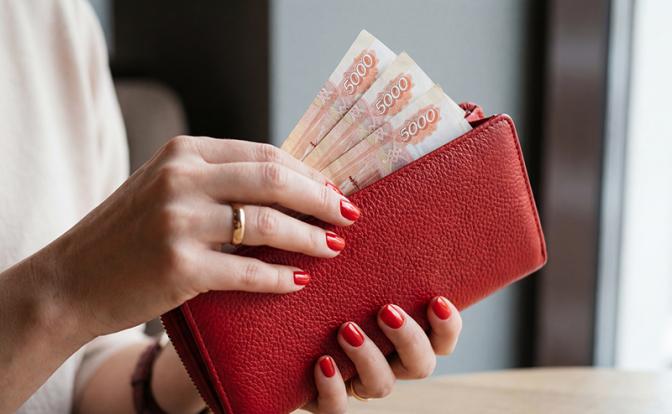 А рост платежей? Экономист оценила прогнозы об увеличении зарплат и доходов россиян