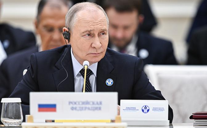 На фото: президент РФ Владимир Путин во время саммита Совета глав государств-участников СНГ в узком составе.
