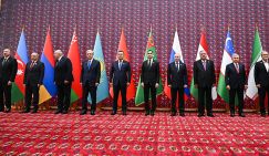 «Никуда он от нас не денется»: Лукашенко пошутил о Пашиняне на фотосессии