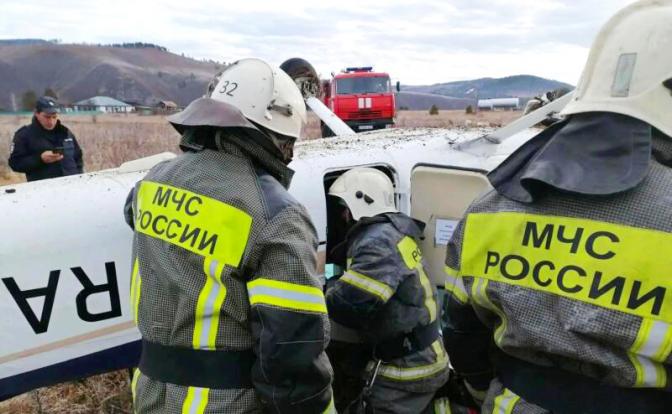 На фото: аварийно-спасательные работы на месте падения легкомоторного самолёта в Сретенске.