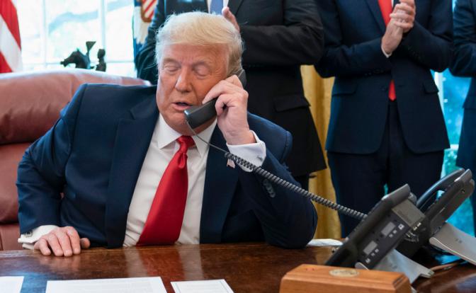На фото: президент США Дональд Трамп во время телефонного разговора.