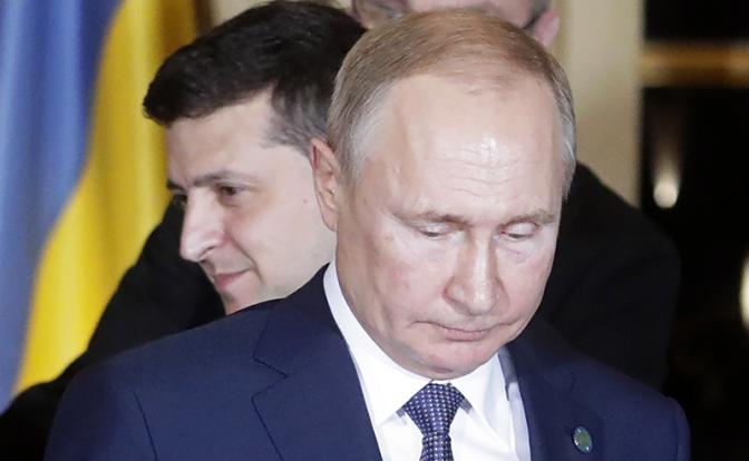 На фото: президент Украины Владимир Зеленский и президент России Владимир Путин (слева направо)