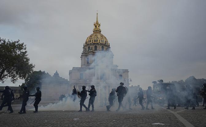 На фото: протест во Франции
