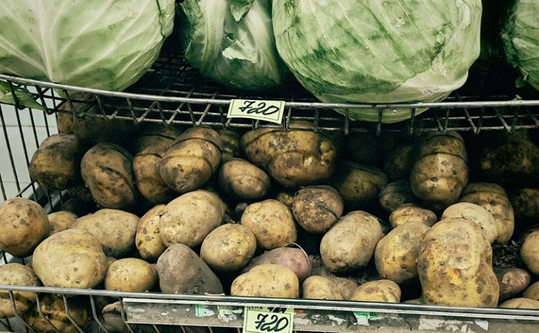 На фото: цены в тех двух магазинах Туры, куда продукты доставляют самолётом