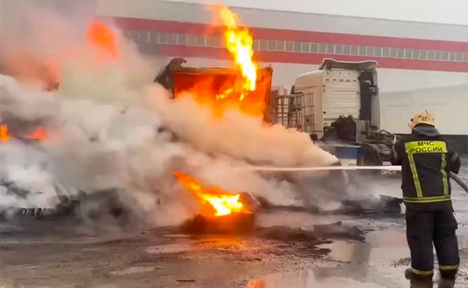 На фото: во время ликвидации пожара в складском помещении в Люберцах Московской области.