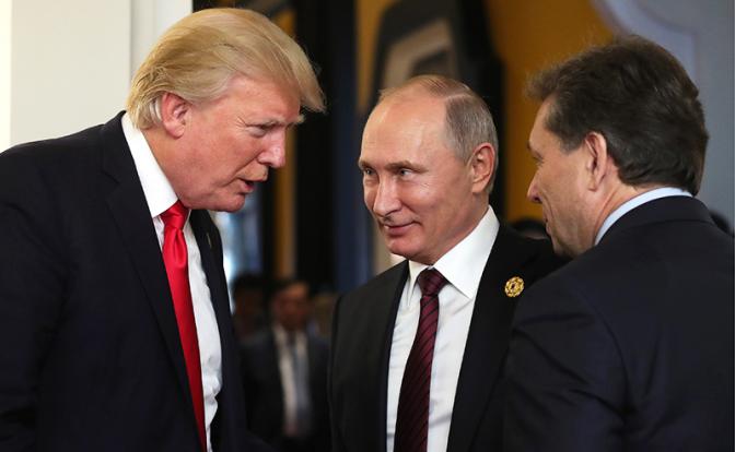 На фото (справа налево): президент России Владимир Путин и президент США Дональд Трамп.