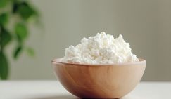 Творог переоценен: врач о важности молочных продуктов после 40