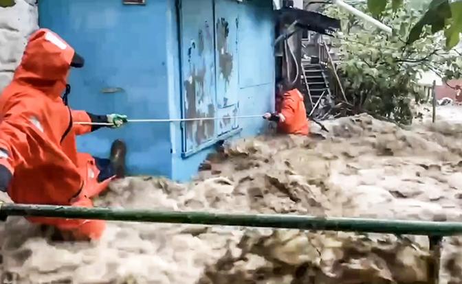На фото: поселок городского типа Кореиз. Сотрудники экстренных служб во время устранения последствий подтопления.