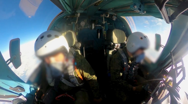 На фото: экипаж истребителя-бомбардировщика Су-34 уничтожил замаскированный опорный пункт ВСУ в зоне ответственности группировки войск &laquo;Центр&raquo;.