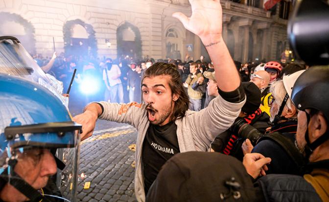 На фото: столкновения с полицией на антивоенном митинге в Риме