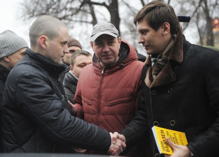 На фото: лидер "Левого фронта" Сергей Удальцов (слева) и политик Дмитрий Гудков (справа) на Пушкинской площади, где проходит акция "За честные выборы" в формате "встречи с депутатами"