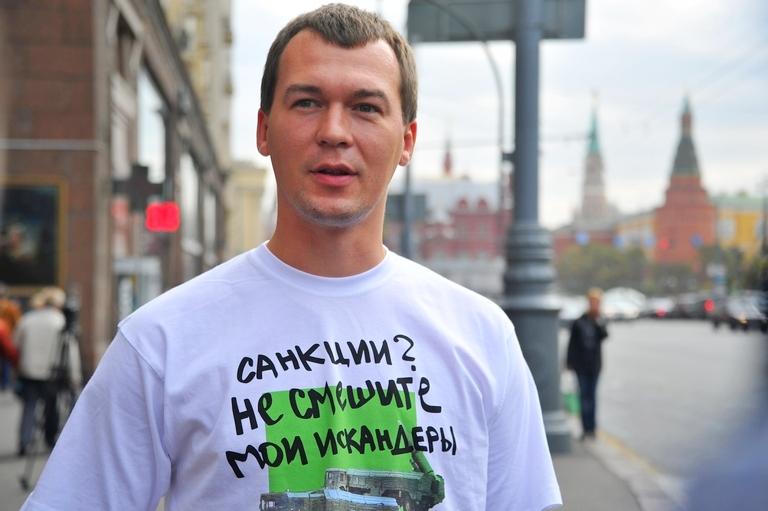 Акция «Модный ответ: санкциям нет!» на Пушкинской площади. На фото: заместитель председателя комитета Госдумы по науке и наукоемким технологиям Михаил Дегтярев, 2014 год.