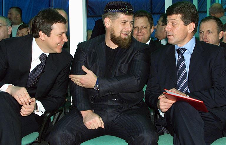 На фото: и.о. председателя правительства Чечни Сергей Абрамов, первый вице-премьер правительства Чечни Рамзан Кадыров и полпред президента РФ в ЮФО Дмитрий Козак (слева направо) на торжественной церемонии вступления в должность президента Чеченской республики, 2004