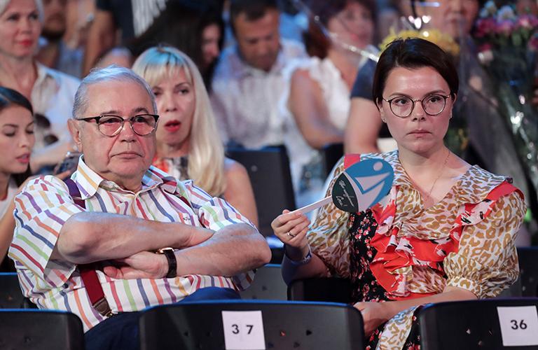 На фото: артист Евгений Петросян и его ассистентка Татьяна Брухунова , 2019