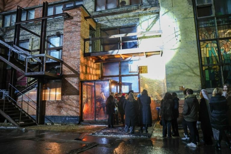 На фото: очередь в ночной клуб "Мутабор". 21 декабря в клубе прошла вечеринка, куда участники, следуя дресс-коду, пришли в полуобнаженном виде. Организатором стала актриса Анастасия Ивлеева.