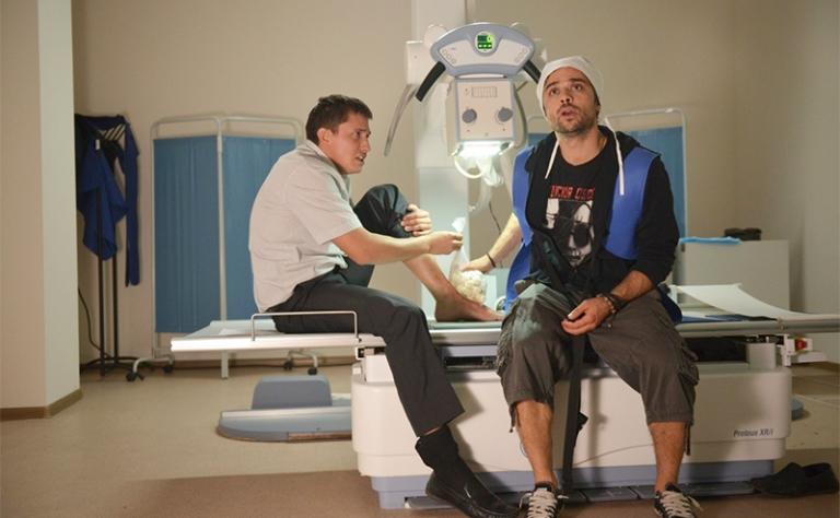 На фото: актеры Павел Прилучный и Илья Глинников в фильме «Любовь с ограничениями»