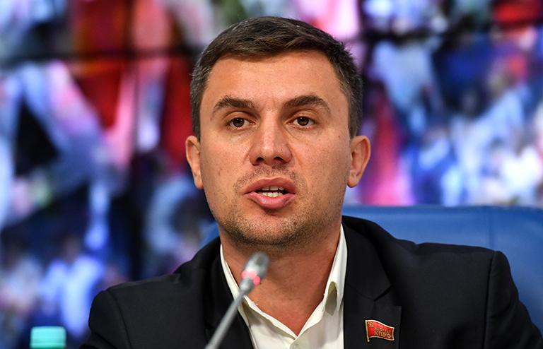 На фото: член КПРФ Николай Бондаренко на пресс-конференции