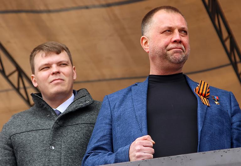 На фото: глава Союза добровольцев Донбасса (СДД) Александр Бородай (справа) во время праздничного шествия в честь Дня республики, 2021