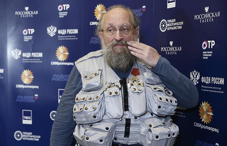На фото: журналист Анатолий Вассерман перед началом церемонии награждения лауреатов всероссийского конкурса СМИ, 2016