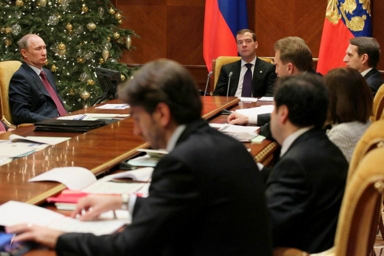На фото: премьер-министр РФ Владимир Путин, президент РФ Дмитрий Медведев (слева направо на втором плане), советник президента РФ Михаил Абызов, министр транспорта РФ Игорь Левитин (слева направо на первом плане) и спикер Госдумы Сергей Нарышкин (справа на втором плане), во время совещания по экономическим вопросам в резиденции "Горки", Московская область, 2012 год.