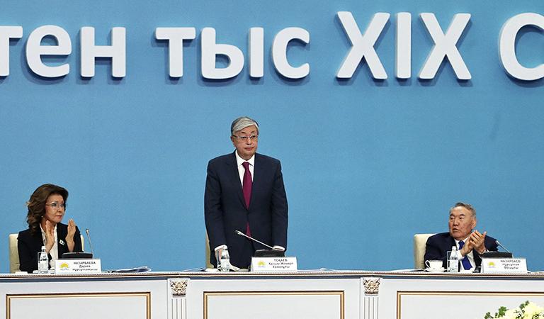На фото: бывший президент Казахстана Нурсултан Назарбаев (справа) и Дарига Назарбаева (слева) во время съезда партии "Нур Отан" в Нур-Султане