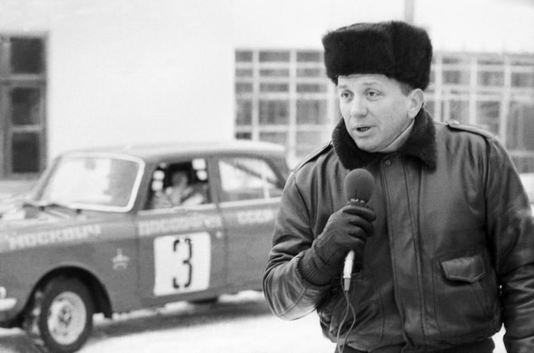 На фото: ведущий телепрограммы "Вираж" Александр Масляков, Москва, 1984 год.