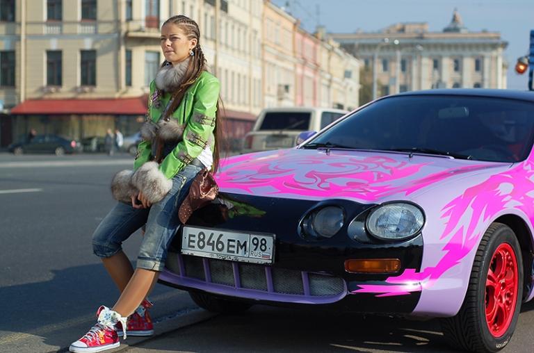 На фото: актриса Марина Александрова в роли Кати во время съемки одного из эпизодов фильма режиссера Олега Фесенко «Стритрейсеры».