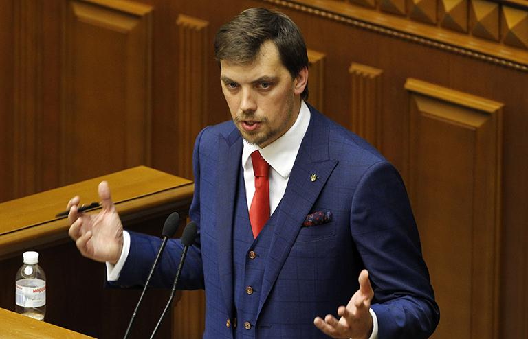 На фото: премьер-министр Украины Алексей Гончарук во время выступления на первом заседании Верховной рады, 2019 год