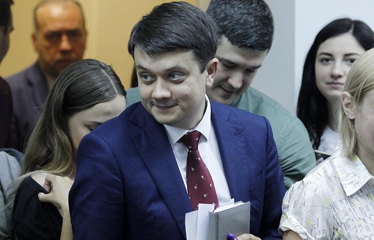 На фото: глава политической партии "Слуга народа" ДМИТРИЙ РАЗУМКОВ прибывает на пресс-конференцию лидеров новой политической партии президента Украины Владимира Зеленского "Слуга народа" в Киеве