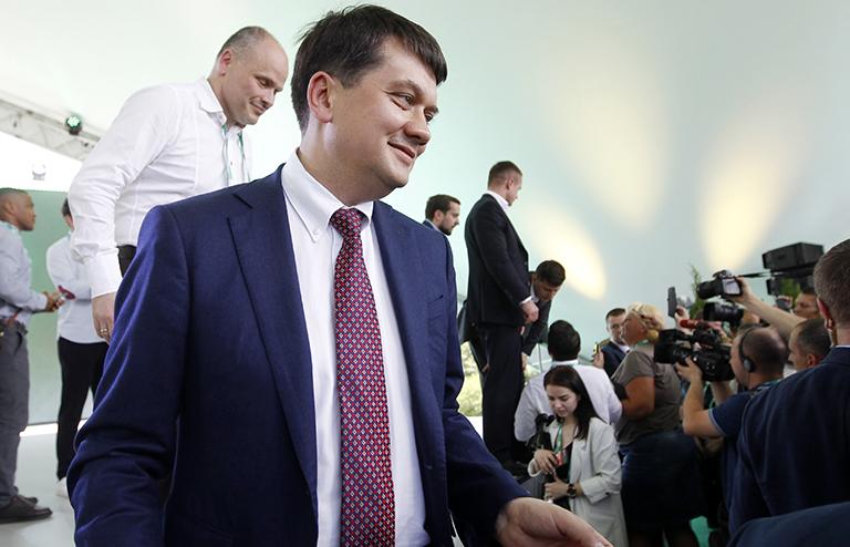 На фото: Дмитрий Разумков принимает участие в съезде политической партии