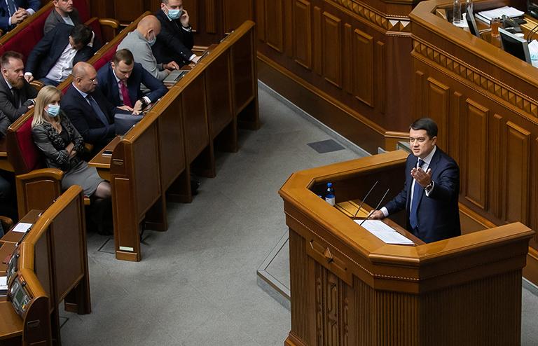На фото: спикер парламента Украины Дмитрий Разумков (справа) во время выступления на заседании Верховной рады. Депутаты Верховной рады поддержали отставку Разумкова, 2021