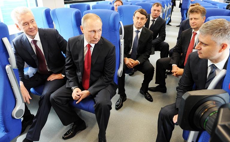 На фото: генеральный директор РЖД Олег Белозеров, президент Владимир Путин, мэр Москвы Сергей Собянин и министр транспорта Максим Соколов на открытии движения &laquo;Ласточек&raquo; по МЦК, 2016 год