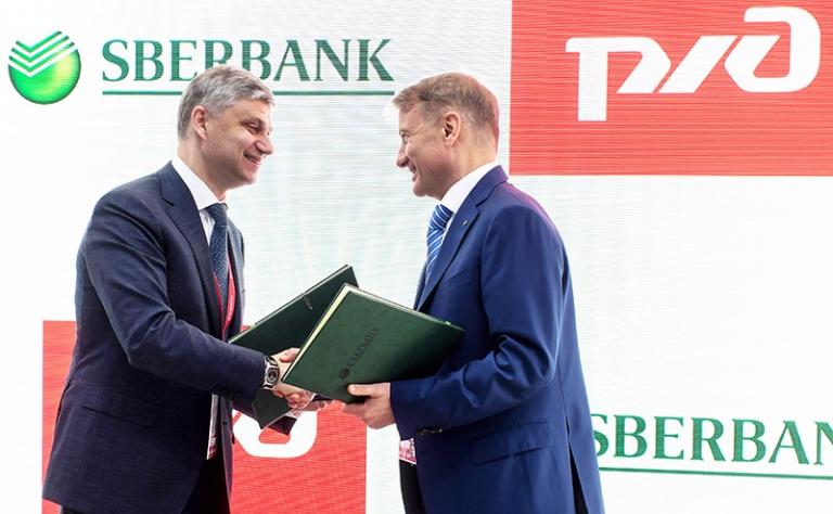 На фото: глава РЖД Олег Белозеров и президент &laquo;Сбербанка&raquo; Герман Греф на церемонии подписания соглашения о развитии отдельных высокотехнологичных направлений, 2019 год