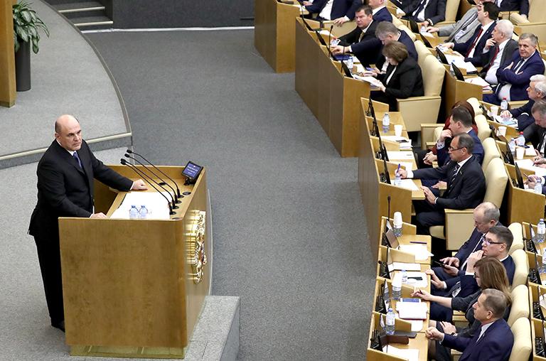 На фото: кандидат на пост премьер-министра России, руководитель Федеральной налоговой службы Михаил Мишустин (слева) во время выступления на пленарном заседании Государственной думы РФ. 15 января 2020 года президент РФ Владимир Путин предложил кандидатуру руководителя Федеральной налоговой службы Михаила Мишустина на должность премьер-министра России. 16 января
